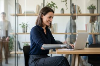 Femme professionnelle avec bras prothétique au bureau